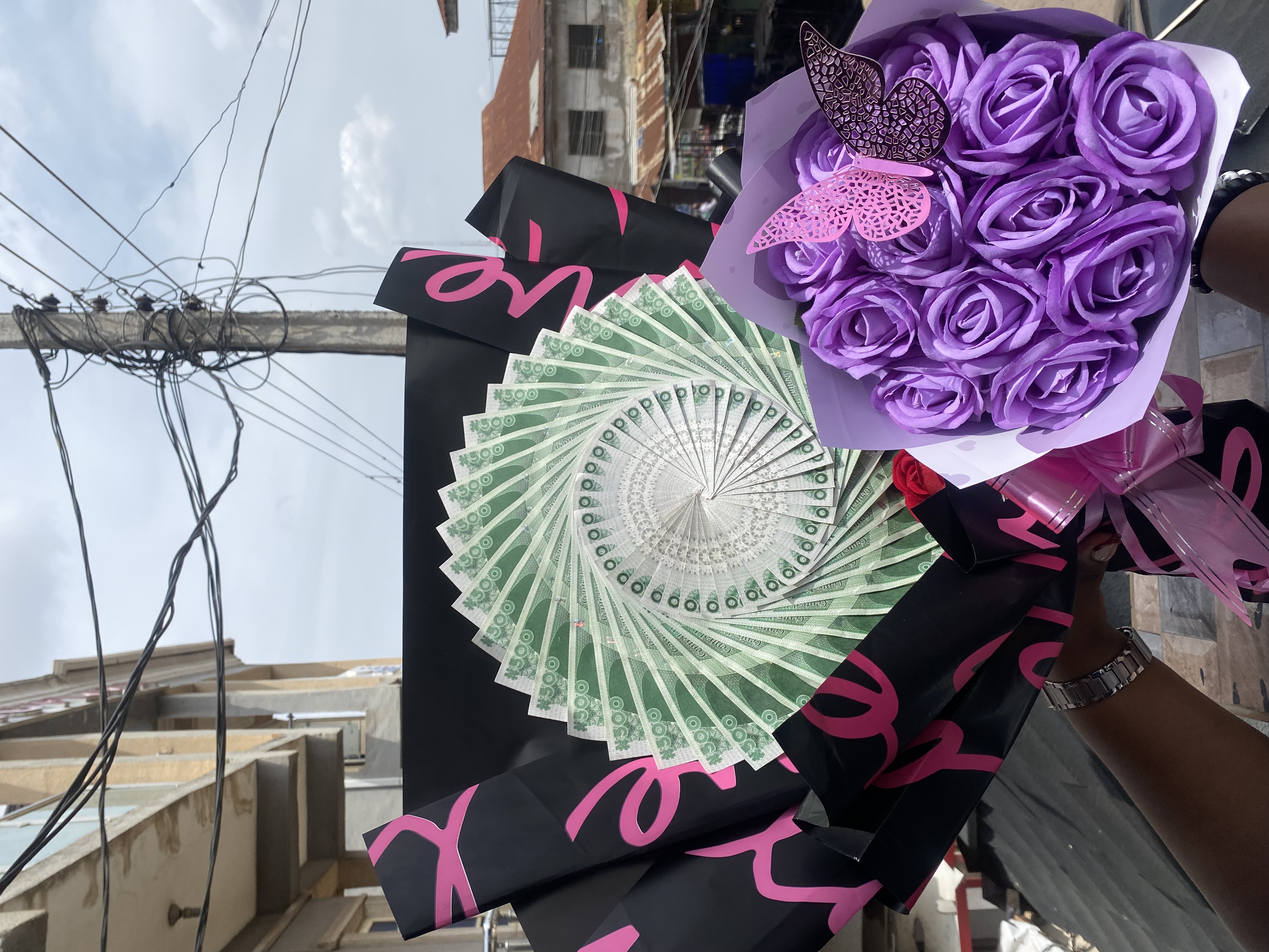 Money fan, Flower bouquet, hot air balloon, gift boxes with items, intimate decor